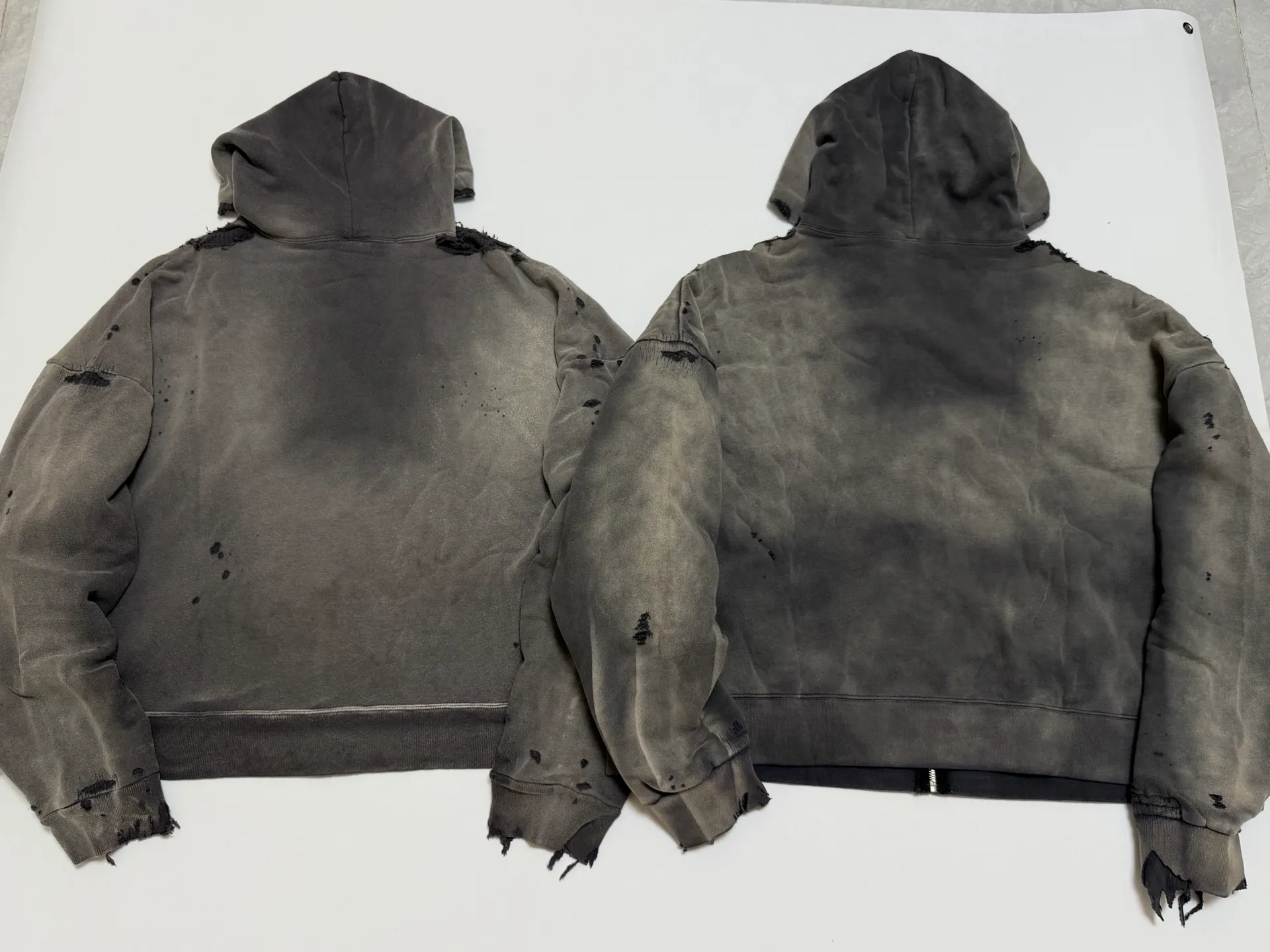 Pre-partum pattern SAINT Mxxxxxx DBL FACE ZIP UP HOODIE/CHARCOAL Double-layer destroyed waffle zipper jacket, washed black S-XL, a style that has been used in the summer. After continuous fine polishing, it is finally shipped. The finished product is simply a work of art. Super heavy washing and distressing. Multiple horse water fading. Excessive hand-made wormhole destruction processing. Deconstruction and reorganization embroidery technology. Custom-made zipper with LOGO. The color details of the zipper webbing are also correct. Original grade fruit main label and wash water label. Top purchasing grade. A layer of waffle fabric is added to the inner lining to make the overall texture stronger and increase the comfort and warmth of the wearer.